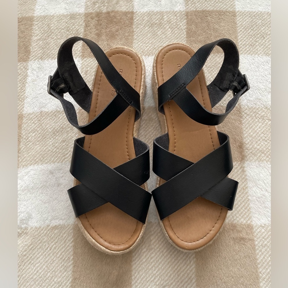 Rock & Candy by ZiGi Deklana 7.5 Black Strappy Sandals 2 inch heels